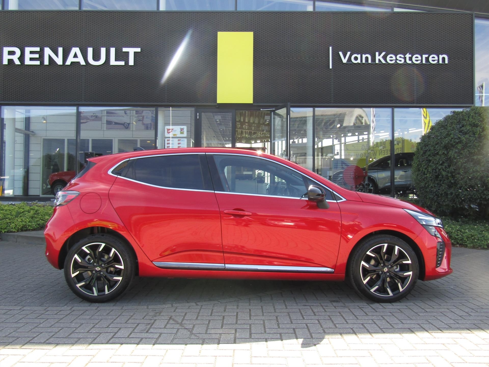 Renault Clio 1.0 TCe 90pk GPF Techno / 360g Camera / 17'' Lmv / Blind Spot Warning / Adaptive Cruise / Rijklaarprijs 26.663,-