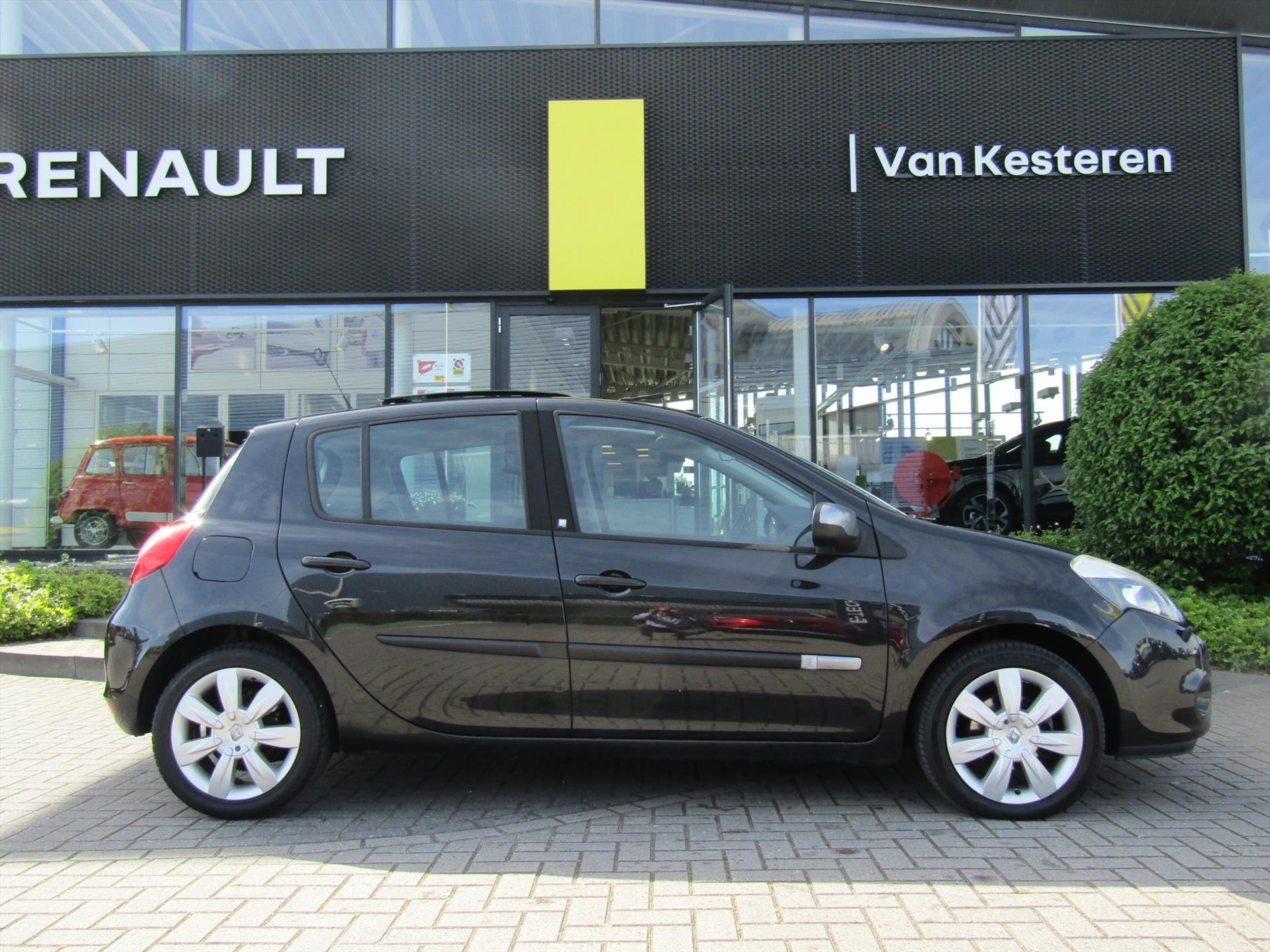 RENAULT Clio 1.2 TCE 100pk 20th''Anniversary'' Schuif-Kanteldak / Navigatie / Cruise-Control / 16'' Lmv