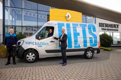 Van Kesteren levert nieuwe Renault Master aan Van Dijk Bikes