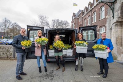 Renaultdealer Van Kesteren regelt gratis voorjaarsbloemen voor ouderen