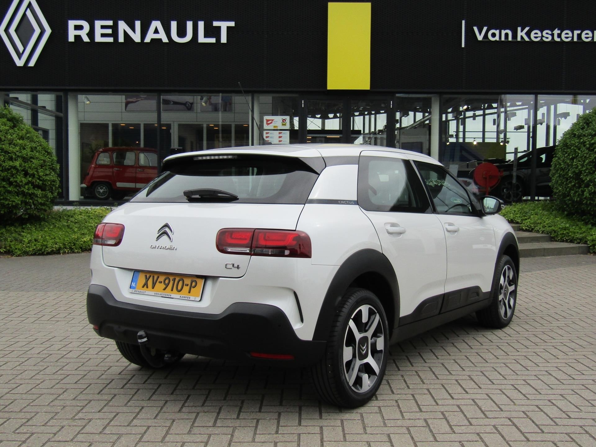 CITROEN C4 Cactus PureTech 110pk SHINE / Trekhaak / Navigatie / Camera / Lmv / Cruise-Control