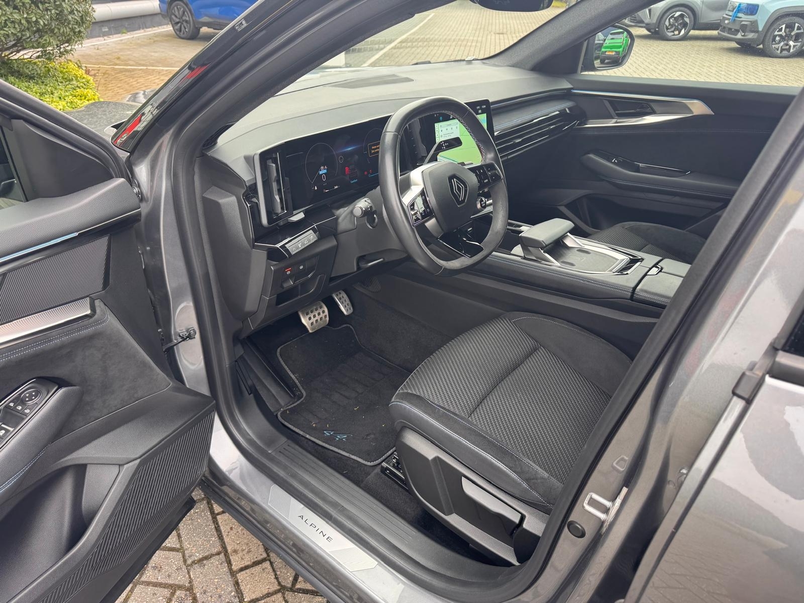 RENAULT Austral 1.2 E-Tech Full Hybrid 200pk esprit Alpine / Elek. achterklep / Camera / 1500 KG Trekgewicht / Navigatie