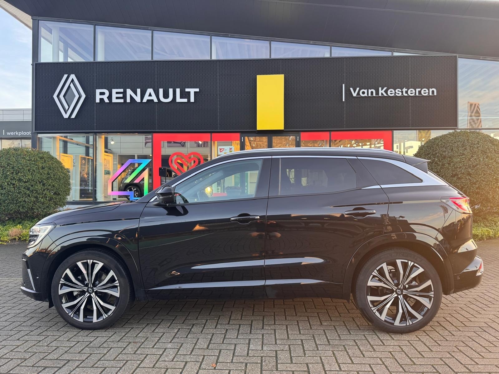 RENAULT Austral 1.2 E-Tech Full Hybrid 200pk Iconic / Trekhaak / 360gr Camera / Elec. Achterklep / Elec. verstelbare- en verwarmbare stoelen 