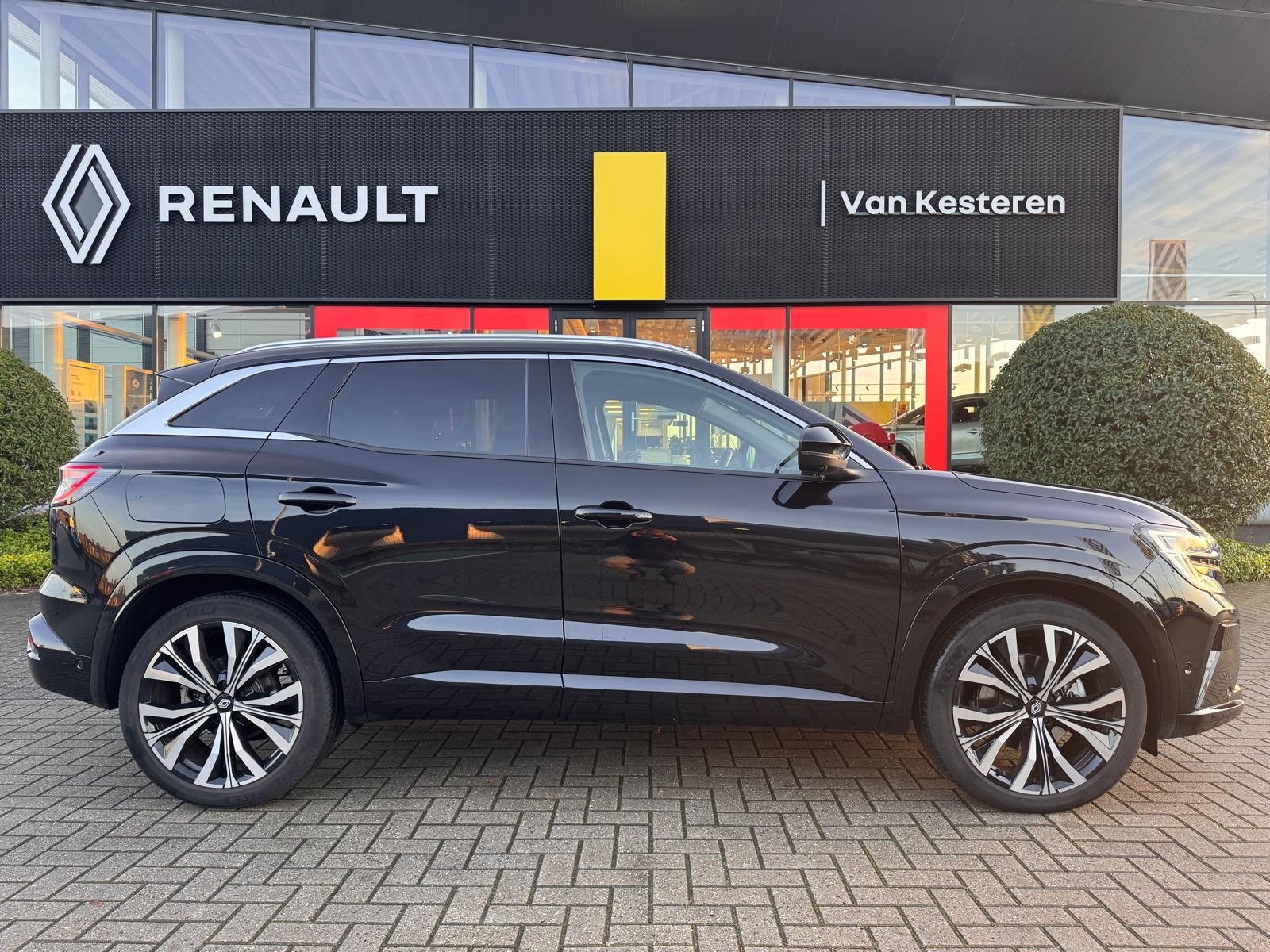 RENAULT Austral 1.2 E-Tech Full Hybrid 200pk Iconic / Trekhaak / 360gr Camera / Elec. Achterklep / Elec. verstelbare- en verwarmbare stoelen 