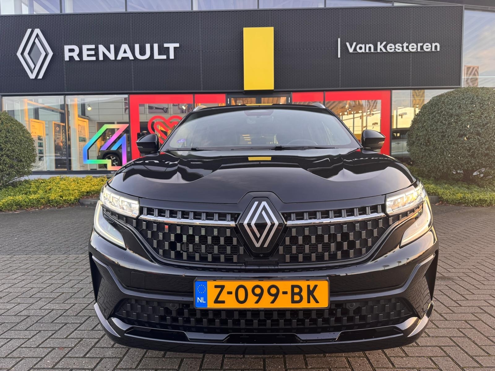 RENAULT Austral 1.2 E-Tech Full Hybrid 200pk Iconic / Trekhaak / 360gr Camera / Elec. Achterklep / Elec. verstelbare- en verwarmbare stoelen 
