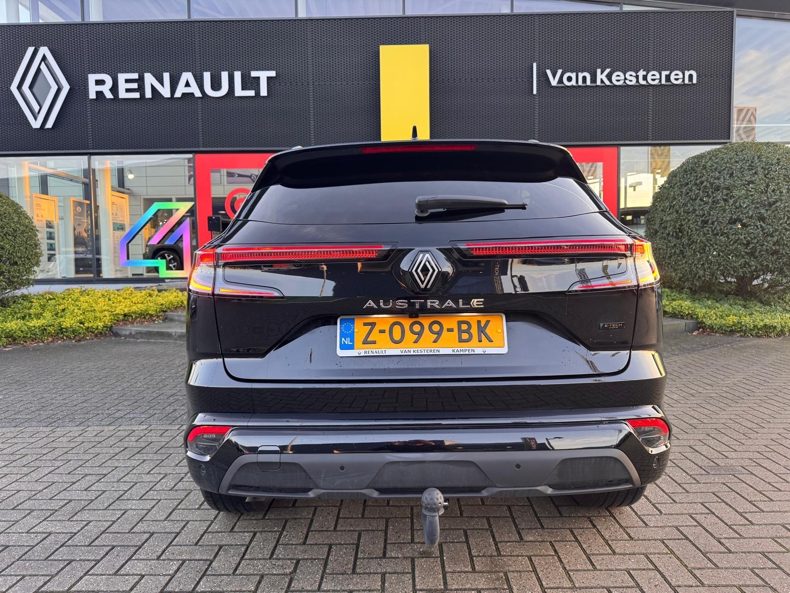 RENAULT Austral 1.2 E-Tech Full Hybrid 200pk Iconic / Trekhaak / 360gr Camera / Elec. Achterklep / Elec. verstelbare- en verwarmbare stoelen 