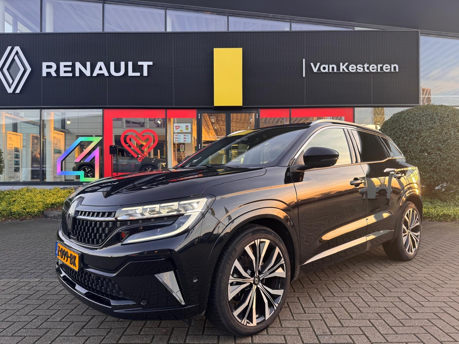 RENAULT Austral 1.2 E-Tech Full Hybrid 200pk Iconic / Trekhaak / 360gr Camera / Elec. Achterklep / Elec. verstelbare- en verwarmbare stoelen 