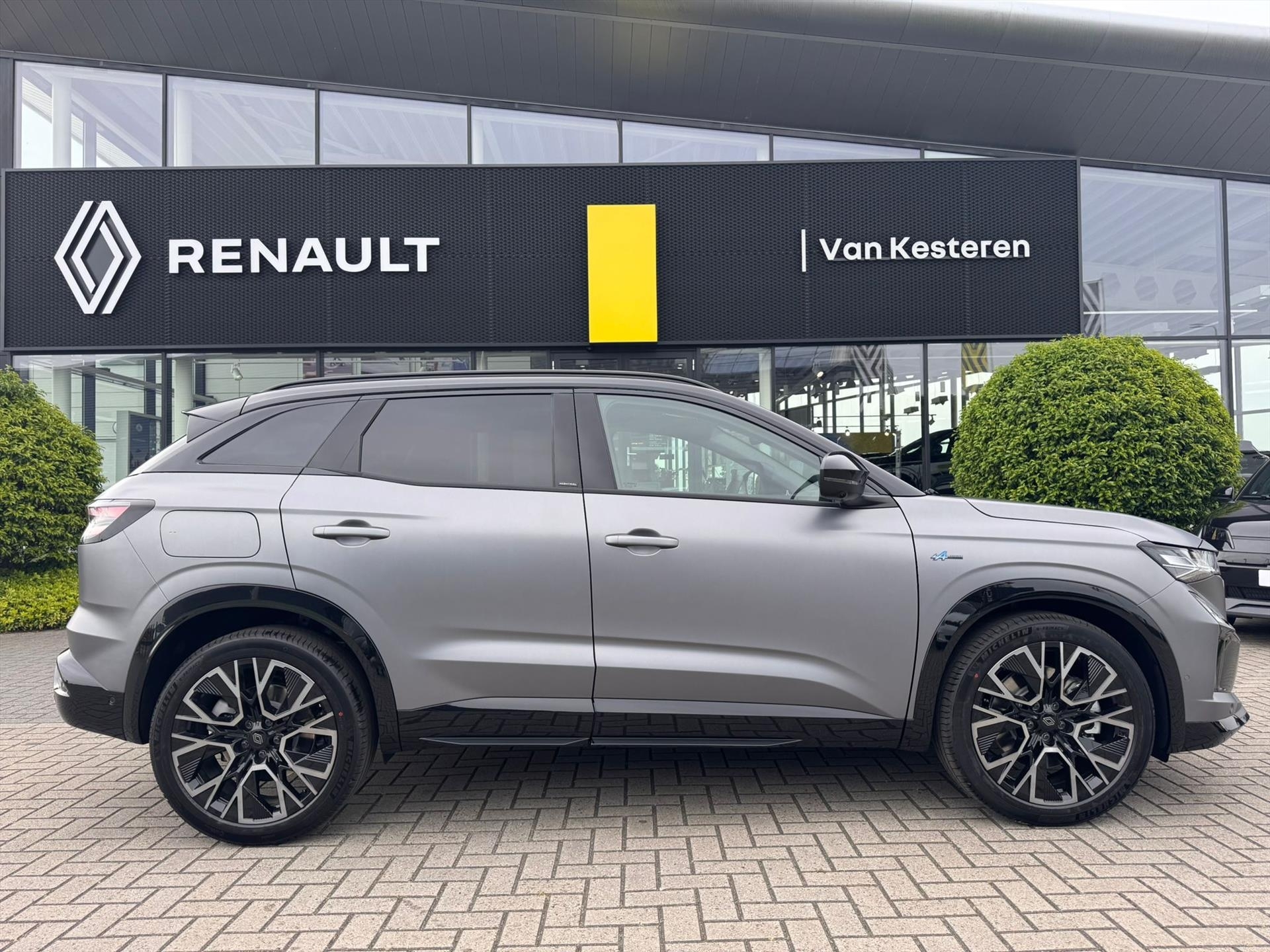 RENAULT Austral 1.2 Full Hybrid E-Tech 200pk Iconic esprit Alpine / Panoramadak / 4Control*Uit voorraad Leverbaar*