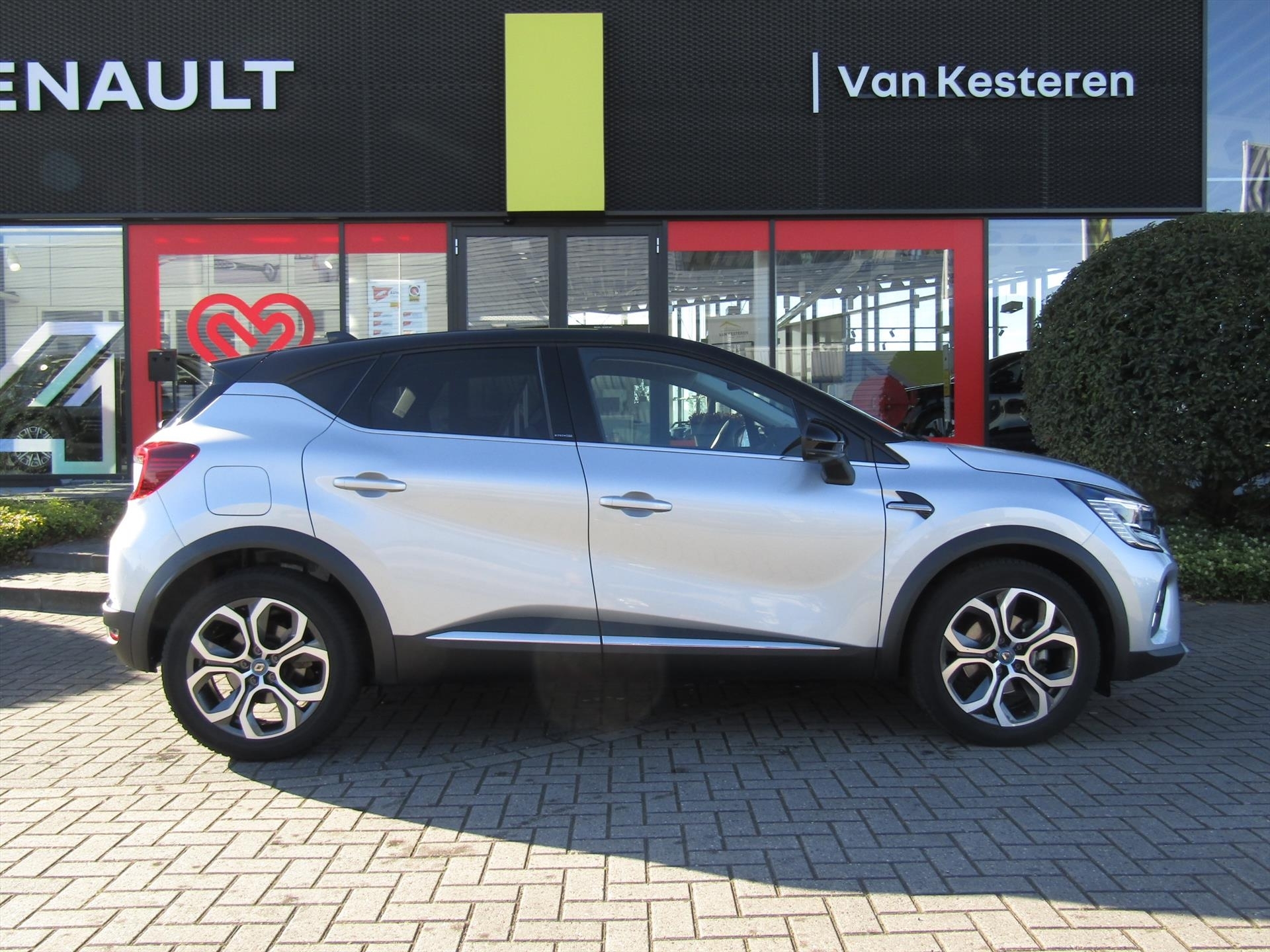 RENAULT Captur E-Tech Plug-In Hybrid 160pk Intens / Navigatie / Camera / 4 Seizoensbanden 