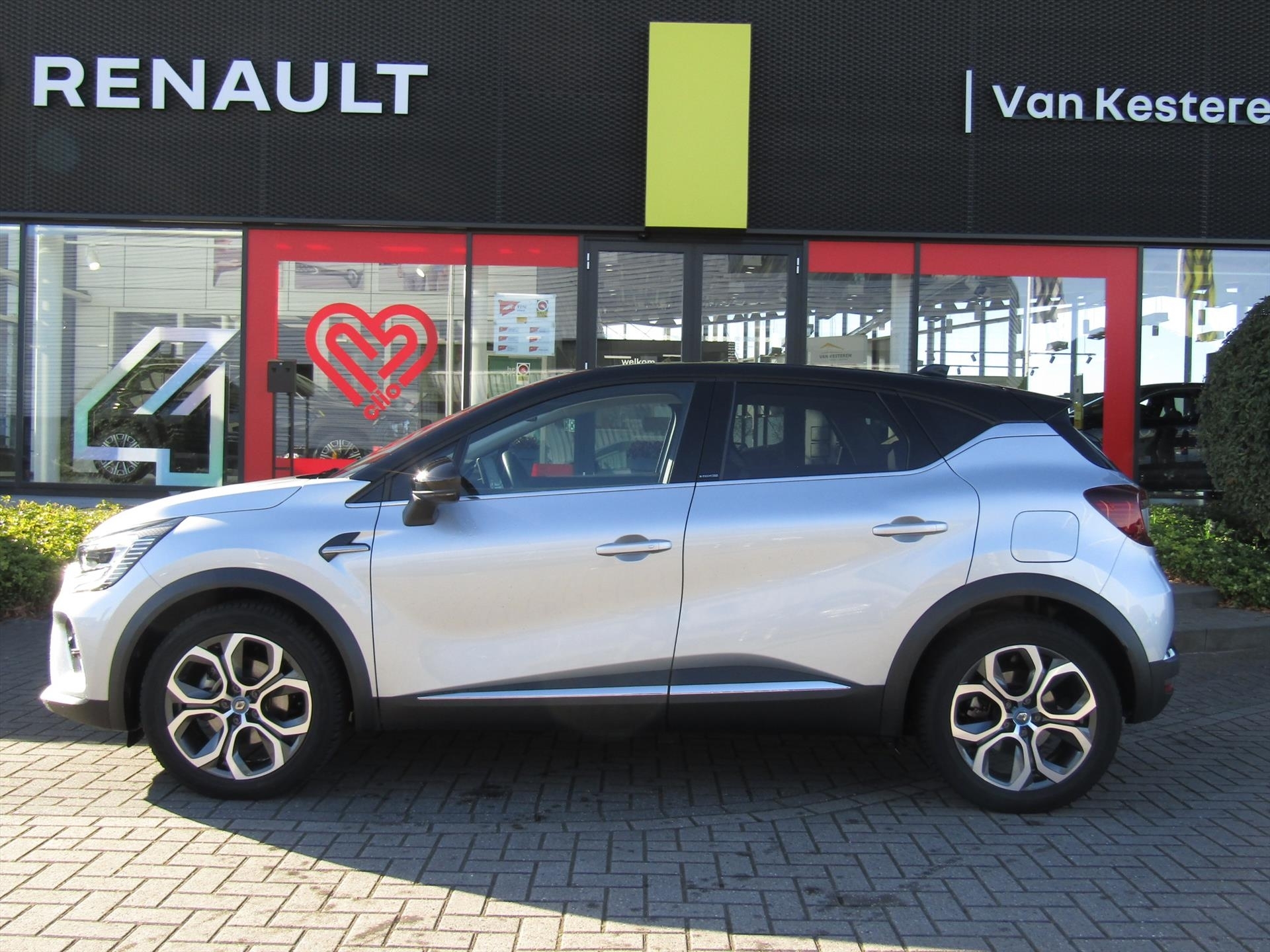 RENAULT Captur E-Tech Plug-In Hybrid 160pk Intens / Navigatie / Camera / 4 Seizoensbanden 