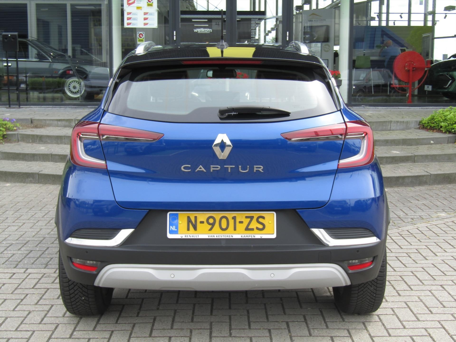 RENAULT Captur TCe 101pk Intens / Navigatie / Dakrails / 4 Seizoen banden / Compleet dealer O.H 