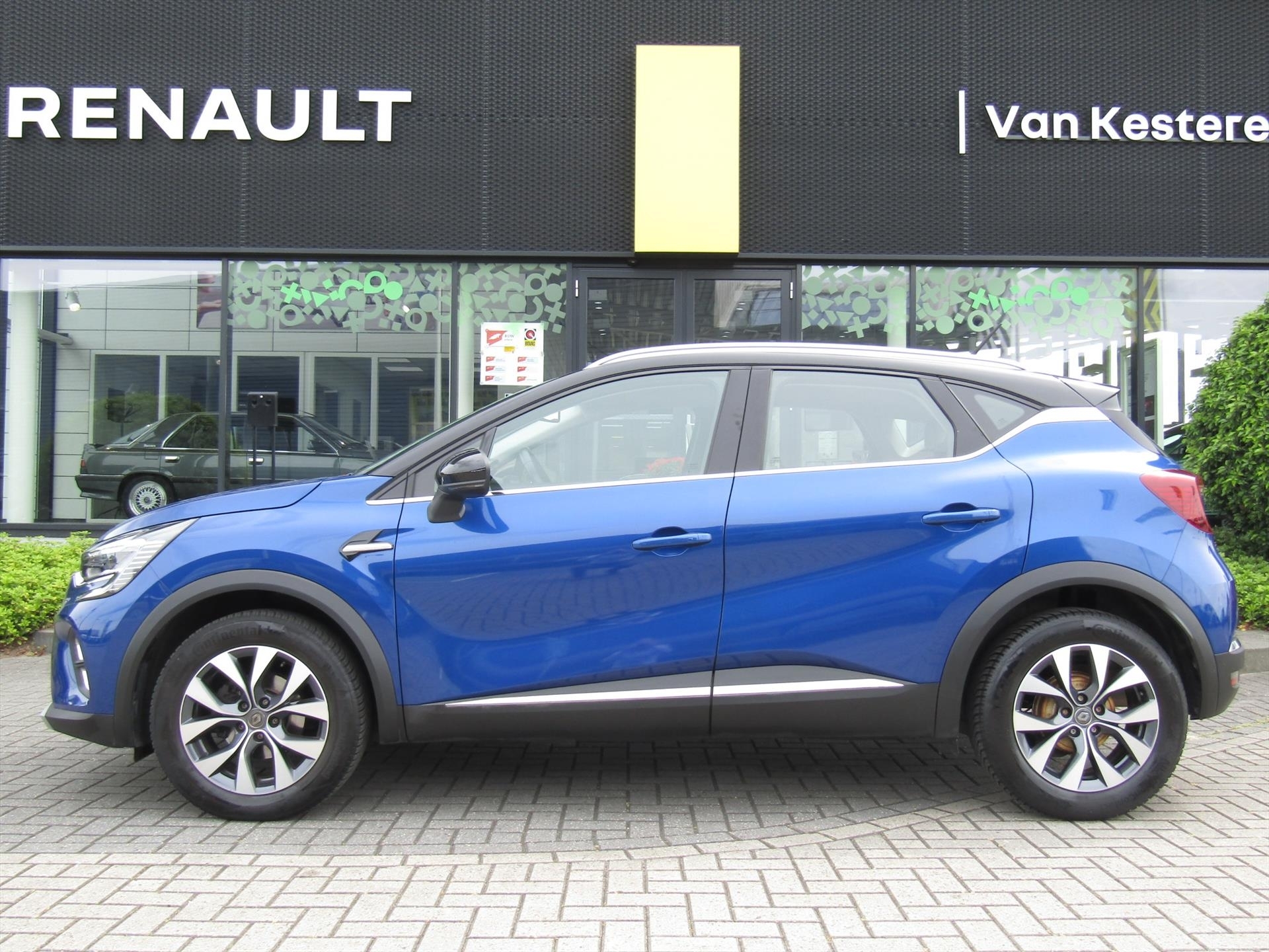 RENAULT Captur TCe 101pk Intens / Navigatie / Dakrails / 4 Seizoen banden / Compleet dealer O.H 