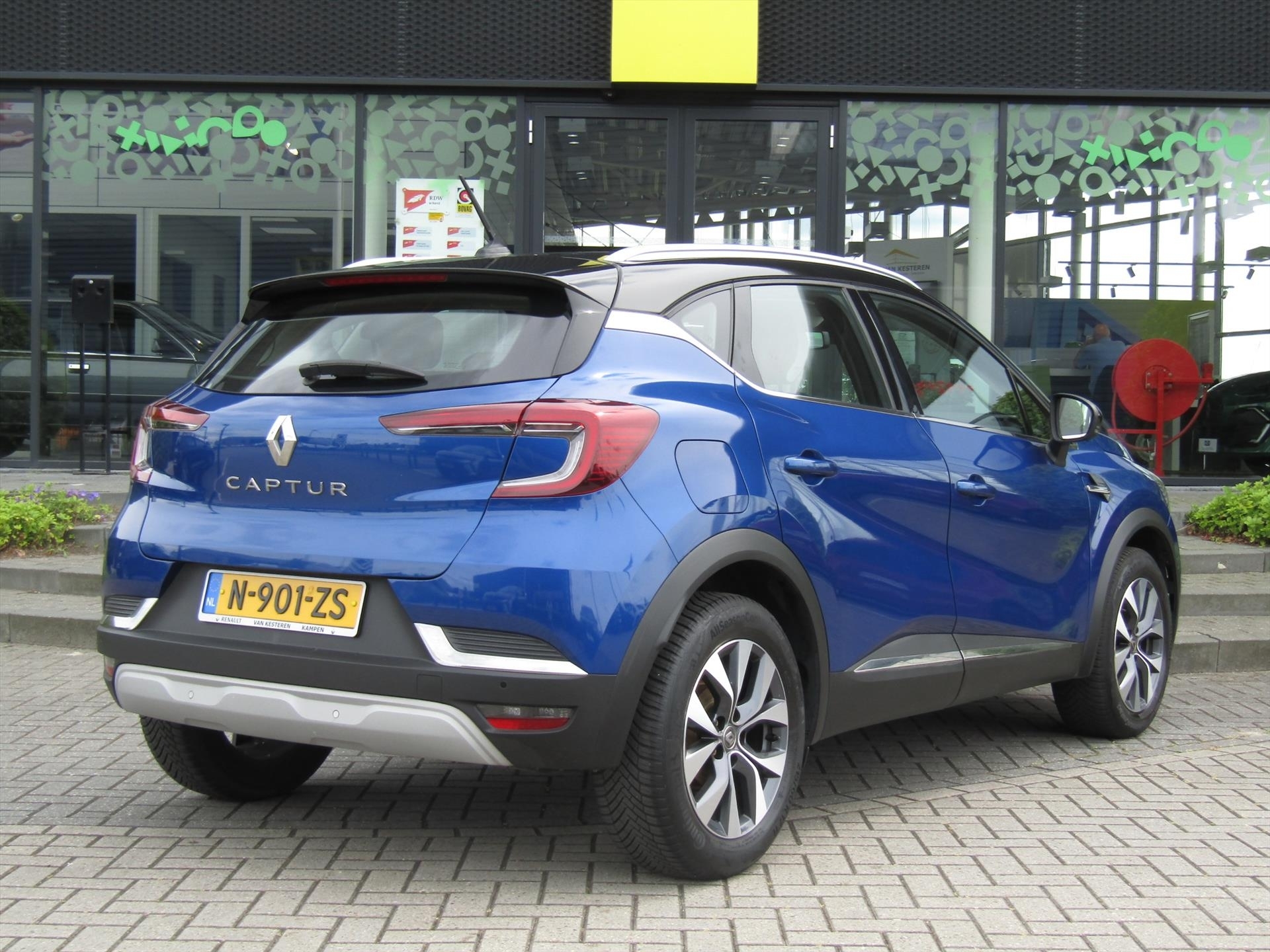 RENAULT Captur TCe 101pk Intens / Navigatie / Dakrails / 4 Seizoen banden / Compleet dealer O.H 