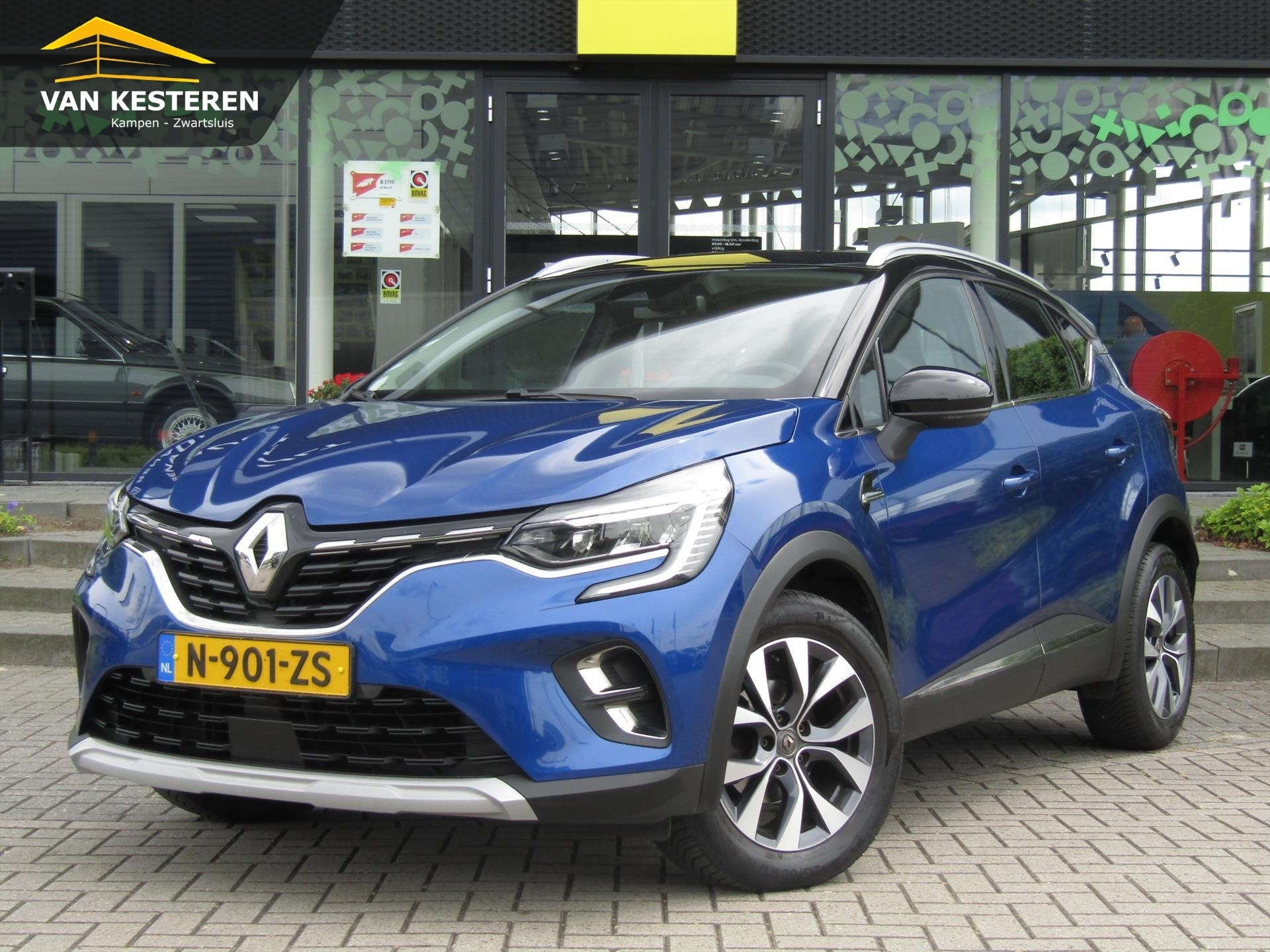 RENAULT Captur TCe 101pk Intens / Navigatie / Dakrails / 4 Seizoen banden / Compleet dealer O.H 