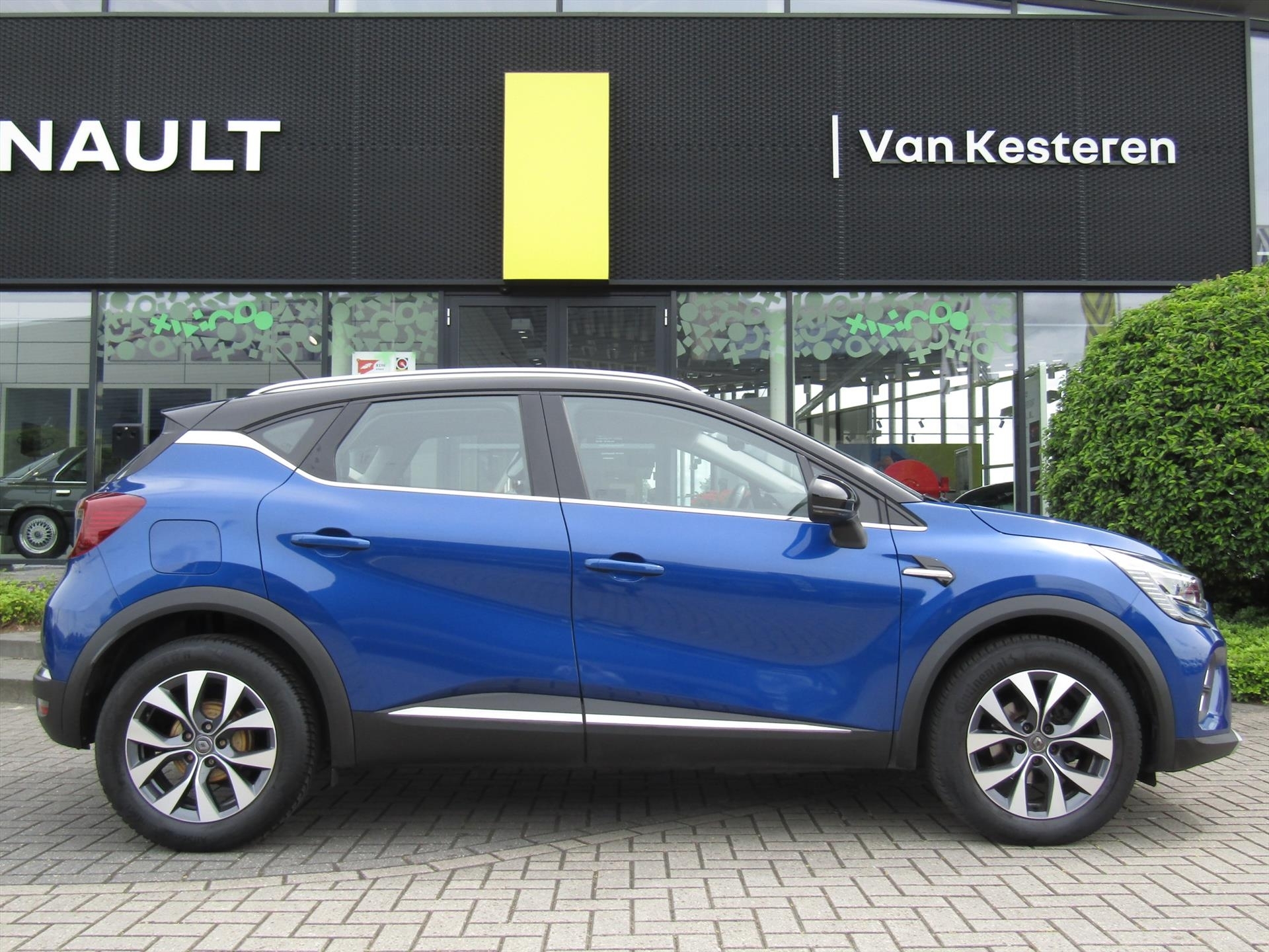 RENAULT Captur TCe 101pk Intens / Navigatie / Dakrails / 4 Seizoen banden / Compleet dealer O.H 