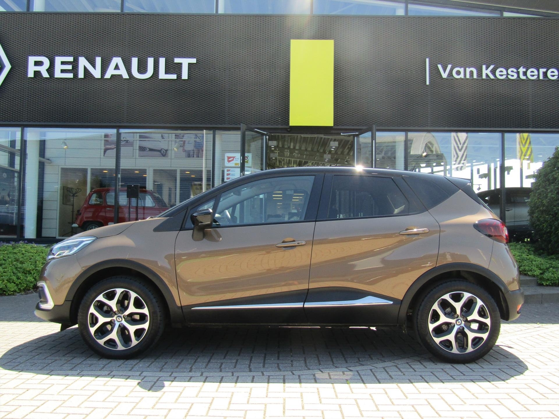 RENAULT Captur TCe 120pk Intens / Trekhaak / Navigatie / Camera / 1e eigenaar / Compleet dealer O.H
