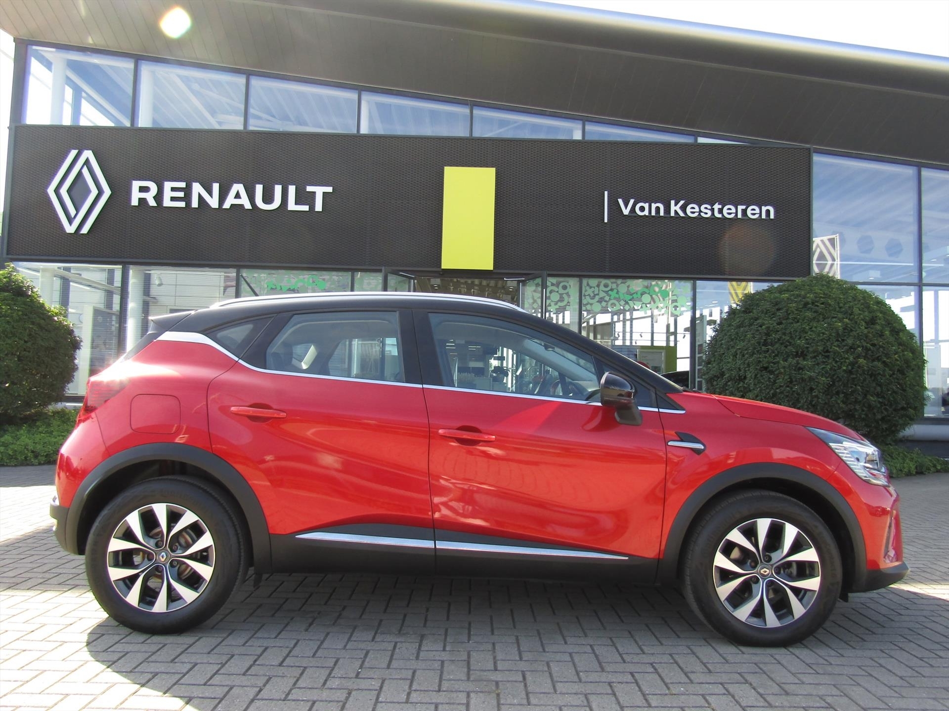 RENAULT Captur TCe 130pk GPF EDC Intens / Navigatie / Camera / Blindspot / Adaptive Cruise - Control