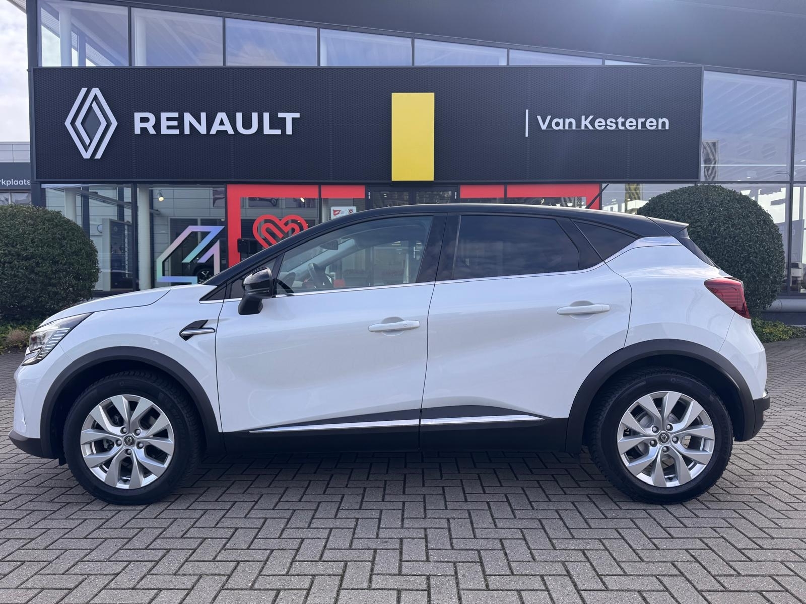 RENAULT Captur TCe 90pk GPF Intens / Camera / Navi / Compleet dealer O.H. / NL-auto 