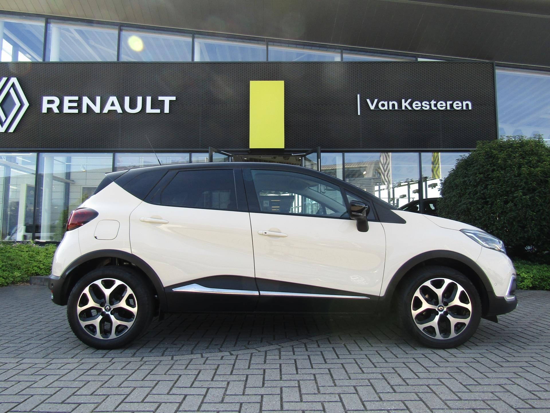Renault Captur TCe 90pk Intens / Trekhaak / Navigatie / Camera / Blindspot / Compleet dealer O.H.