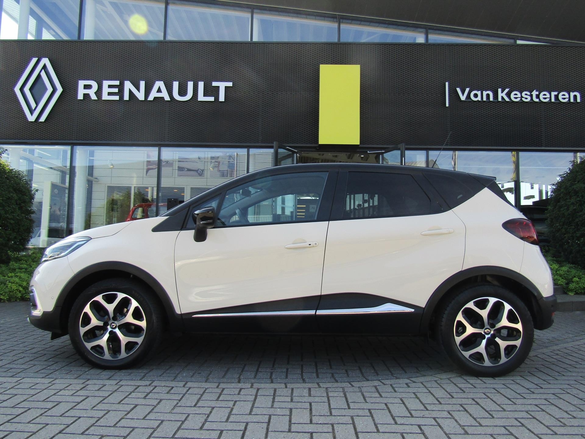 Renault Captur TCe 90pk Intens / Trekhaak / Navigatie / Camera / Blindspot / Compleet dealer O.H.