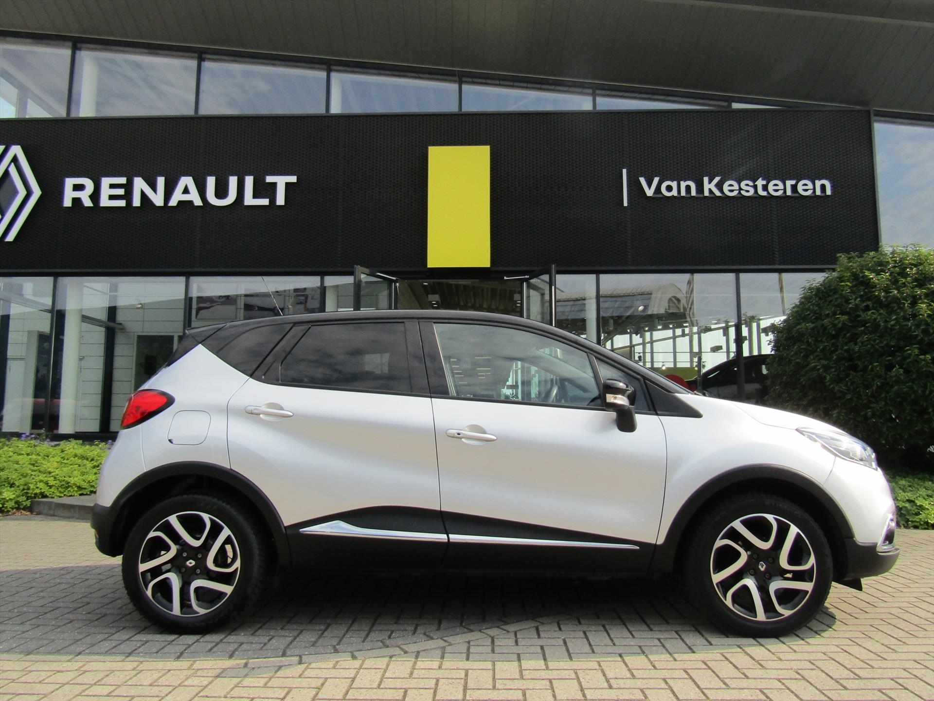 RENAULT Captur TCe 90PK Xmod / Leder / Navigatie / Camera / 1e eigenaar / Compleet dealer O.H.