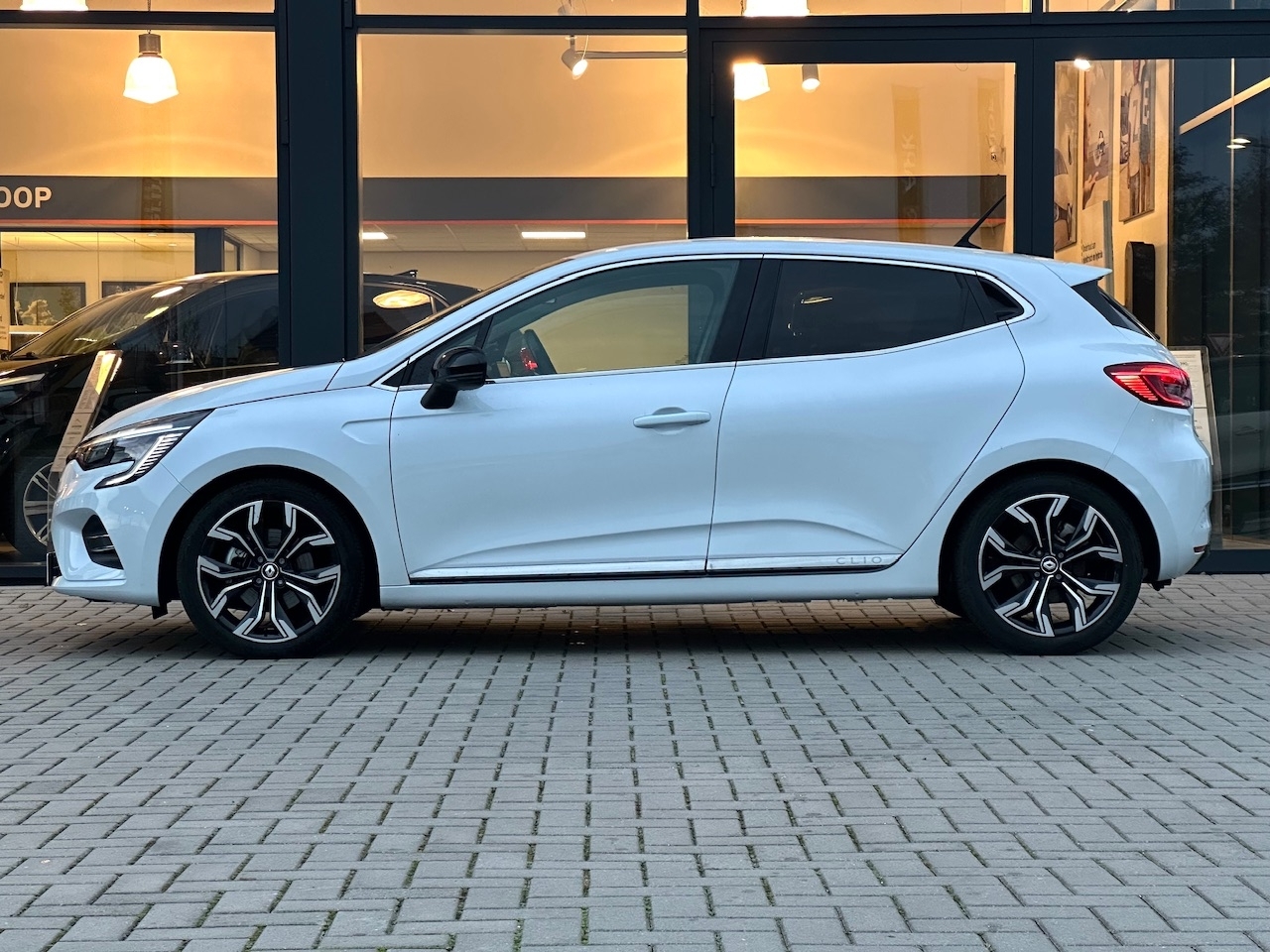 RENAULT Clio 1.6 E-Tech Hybrid 140pk Intens | Trekhaak Afn. | ACC | Pack Winter | Nav | Blindspot | Cam. | Nieuwstaat | NL Auto | 