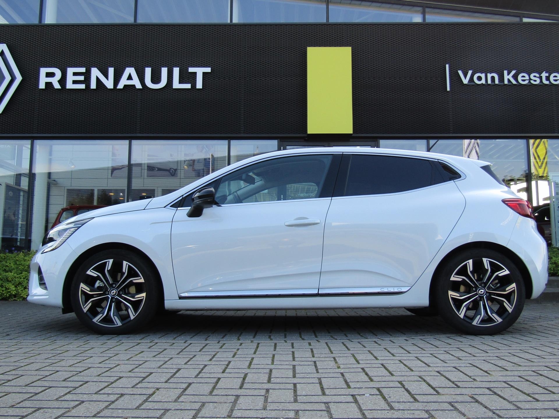 RENAULT Clio 1.6 E-Tech Hybrid 140pk Intens / Trekhaak(afneembaar) Pack Winter / Nav / Blindspot / Camera / Nieuwstaat