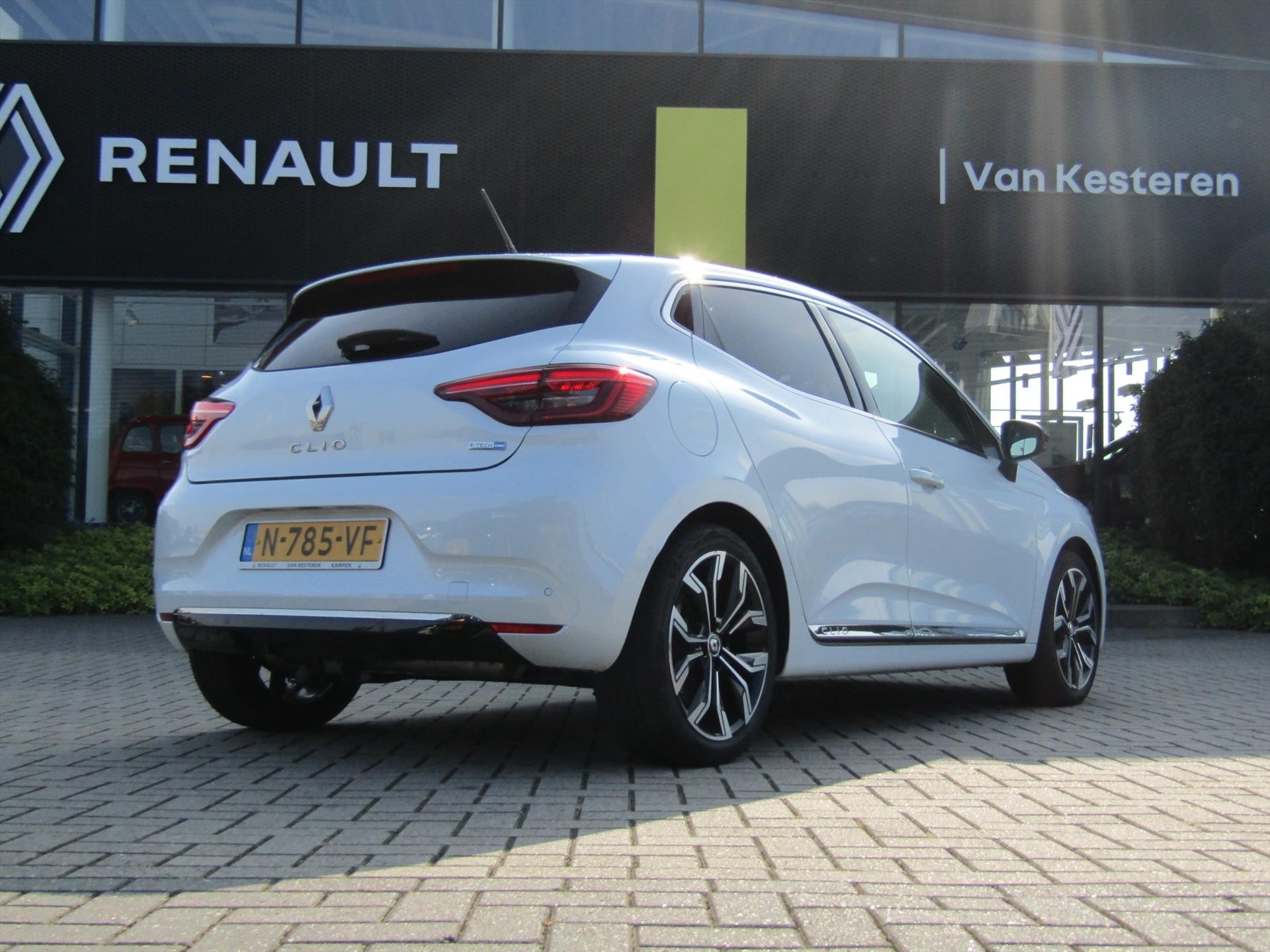 RENAULT Clio 1.6 E-Tech Hybrid 140pk Intens / Trekhaak(afneembaar) Pack Winter / Nav / Blindspot / Camera / Nieuwstaat
