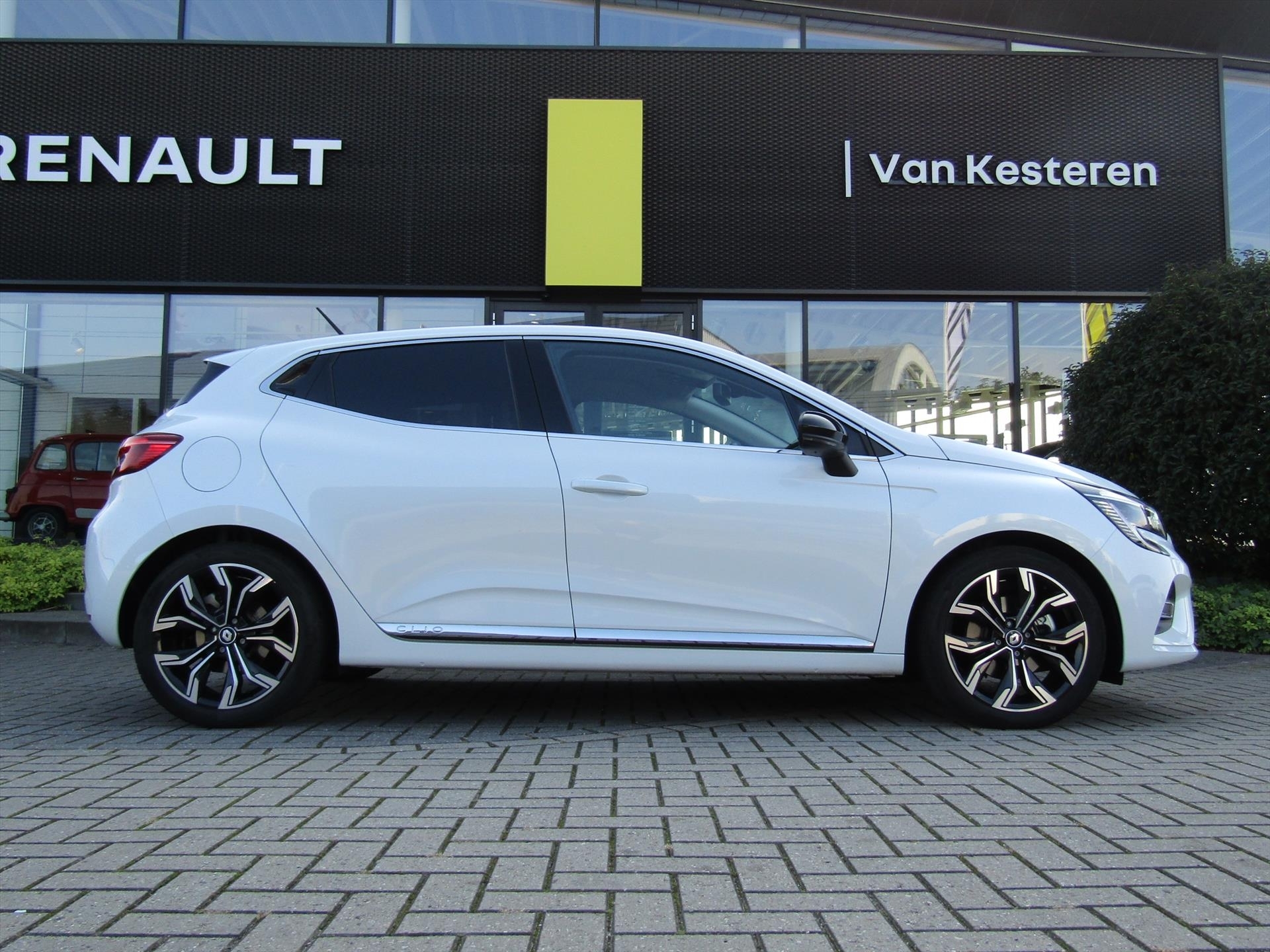RENAULT Clio 1.6 E-Tech Hybrid 140pk Intens / Trekhaak(afneembaar) Pack Winter / Nav / Blindspot / Camera / Nieuwstaat