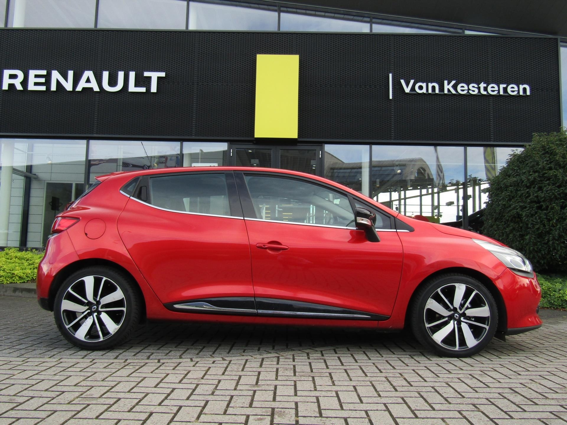 RENAULT Clio TCe 90pk Dynamique / 17" Lmv / Navigatie / Handsfree Card / Cruie-Control / Climate - Control