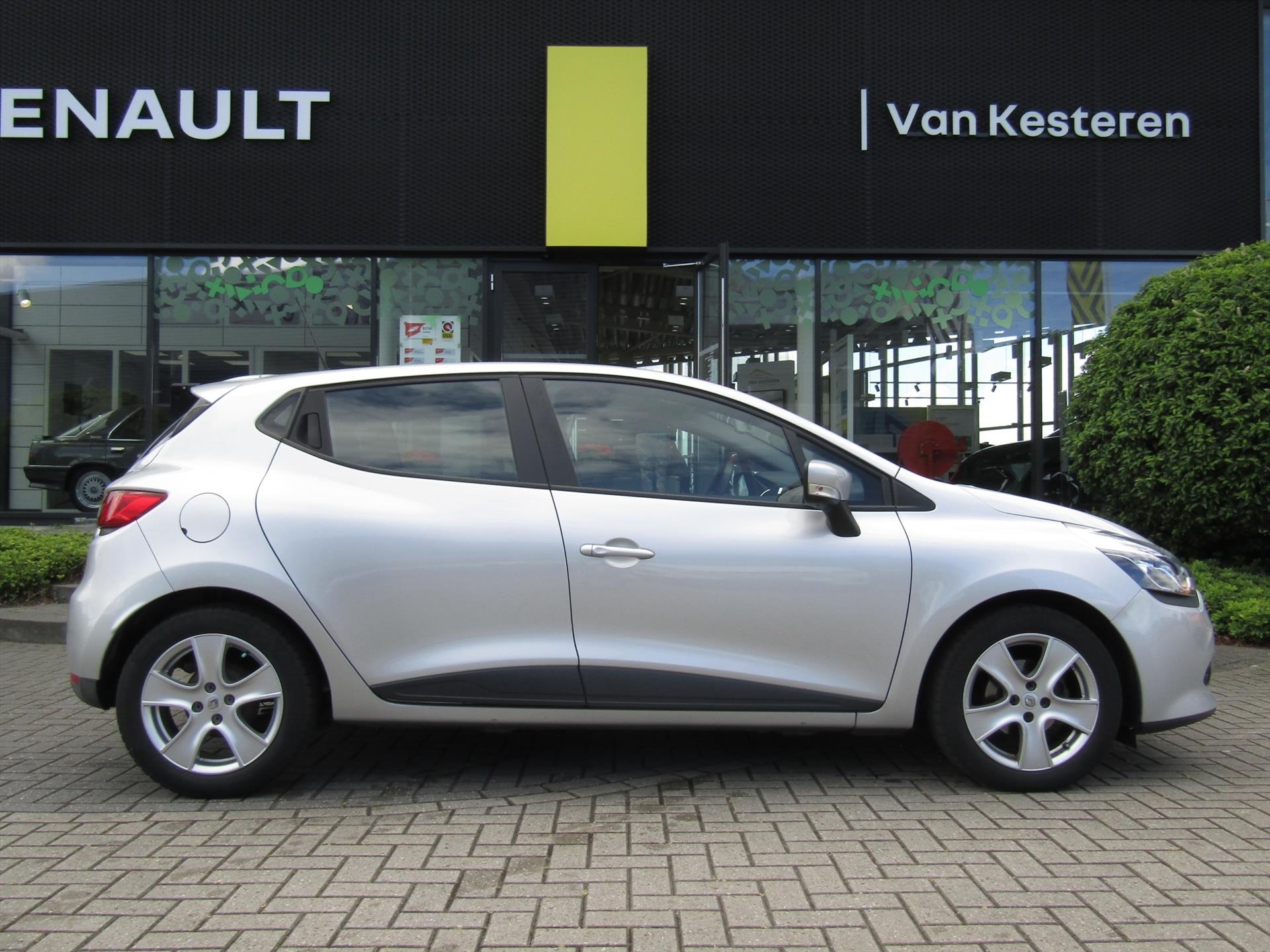 RENAULT Clio TCe 90pk Expression / Navigatie / Cruise-Control / Compleet dealer O.H.