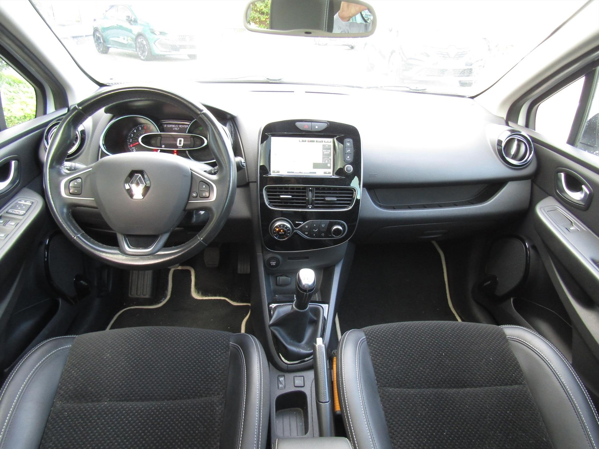 RENAULT Clio TCe 90pk Intens Bose / Trekhaak / Camera Panoramadak / Compleet dealer O.H / NL Auto