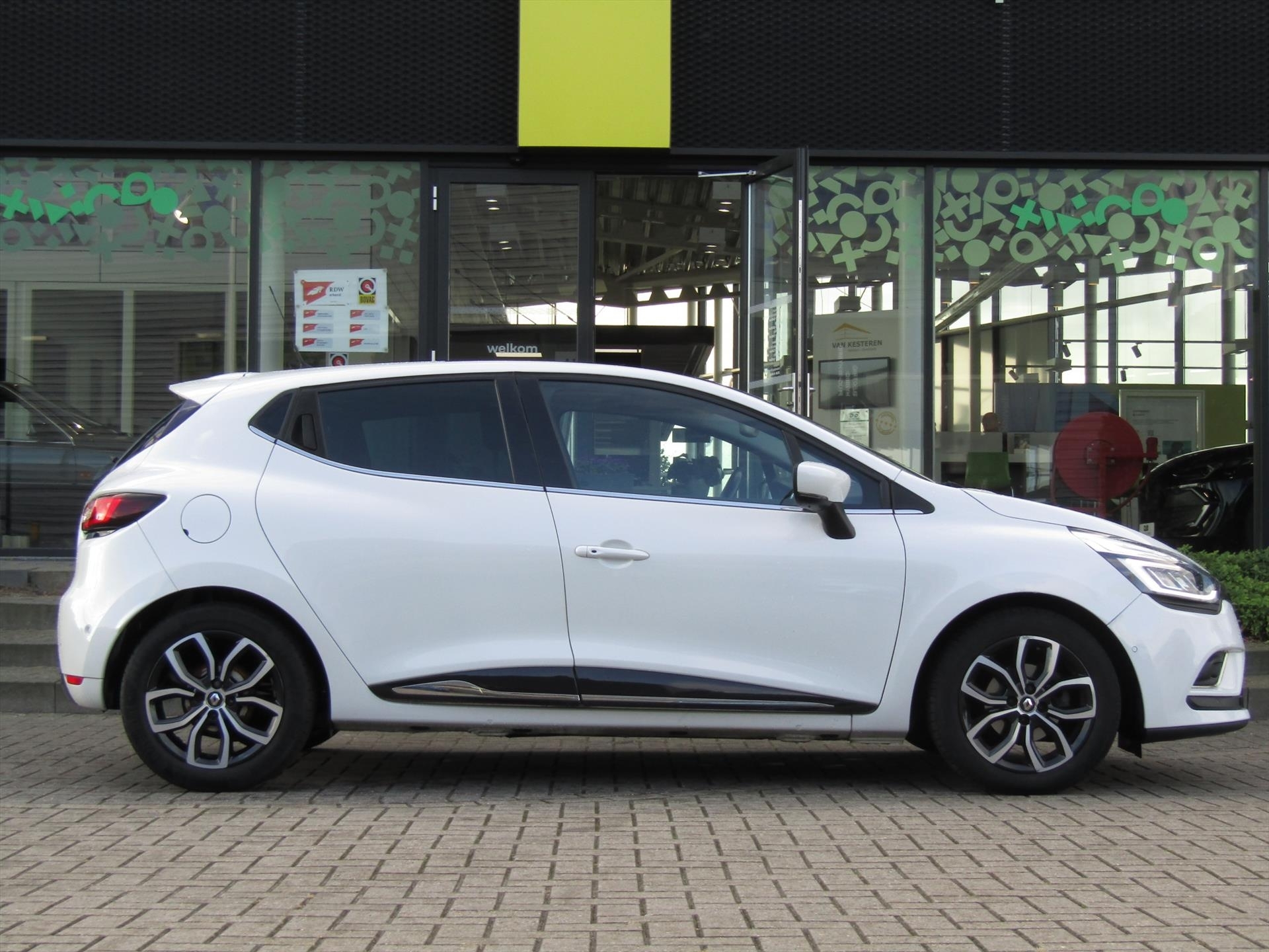 RENAULT Clio TCe 90pk Intens Bose / Trekhaak / Camera Panoramadak / Compleet dealer O.H / NL Auto