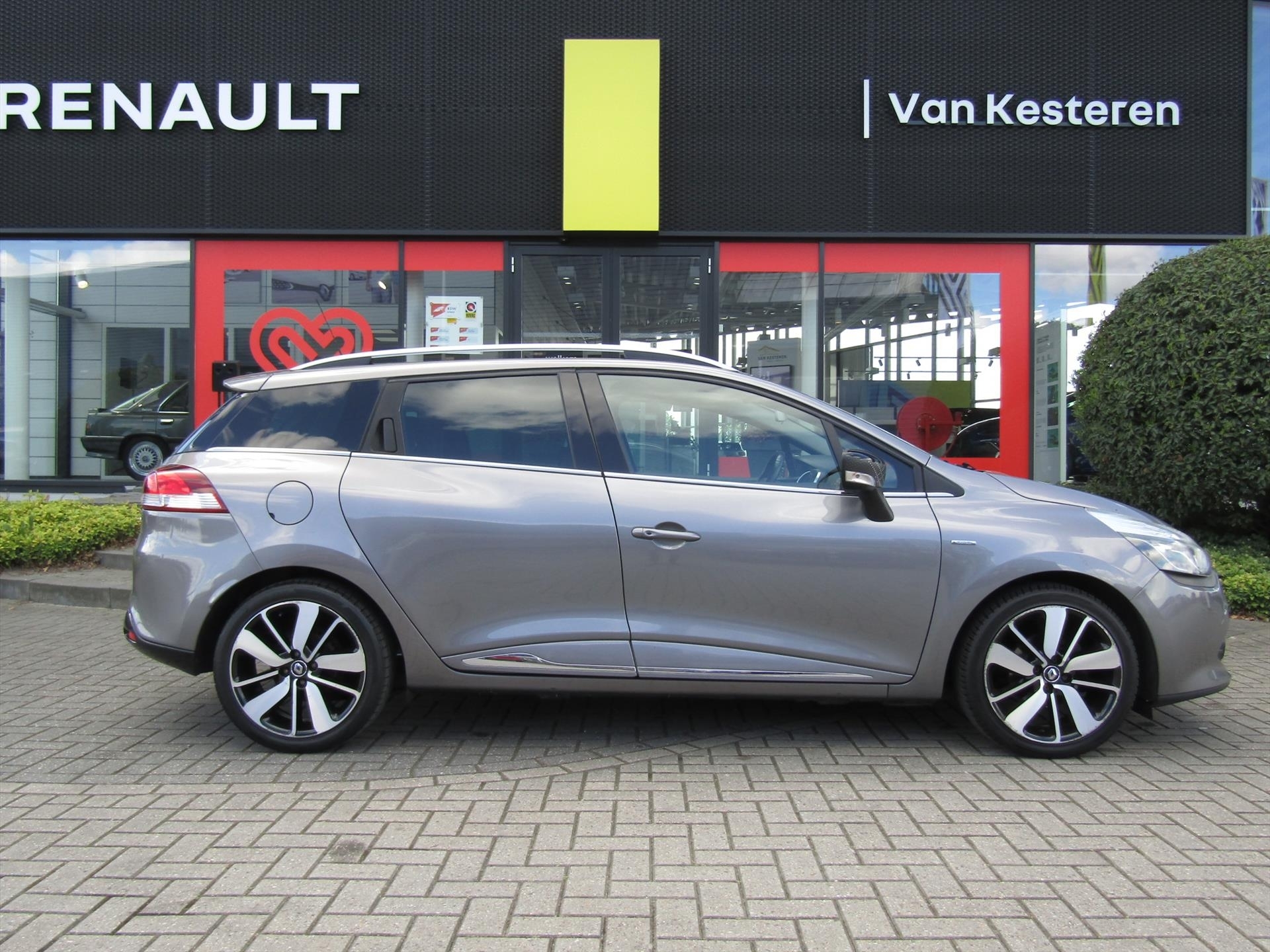 Renault Clio TCe 90pk Série Signature ICONIC / Trekhaak / Navigatie / Camera / Leder / Compleet dealer O.H.