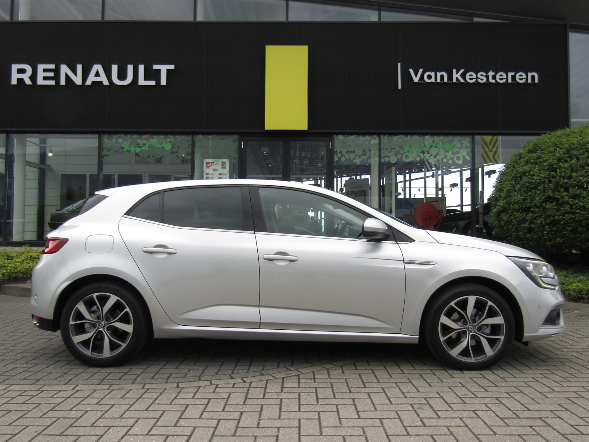 RENAULT Megane 1.2 TCe 130pk Bose / Trekhaak(afneembaar) / Navigatie / Camera / Blindspot Warning