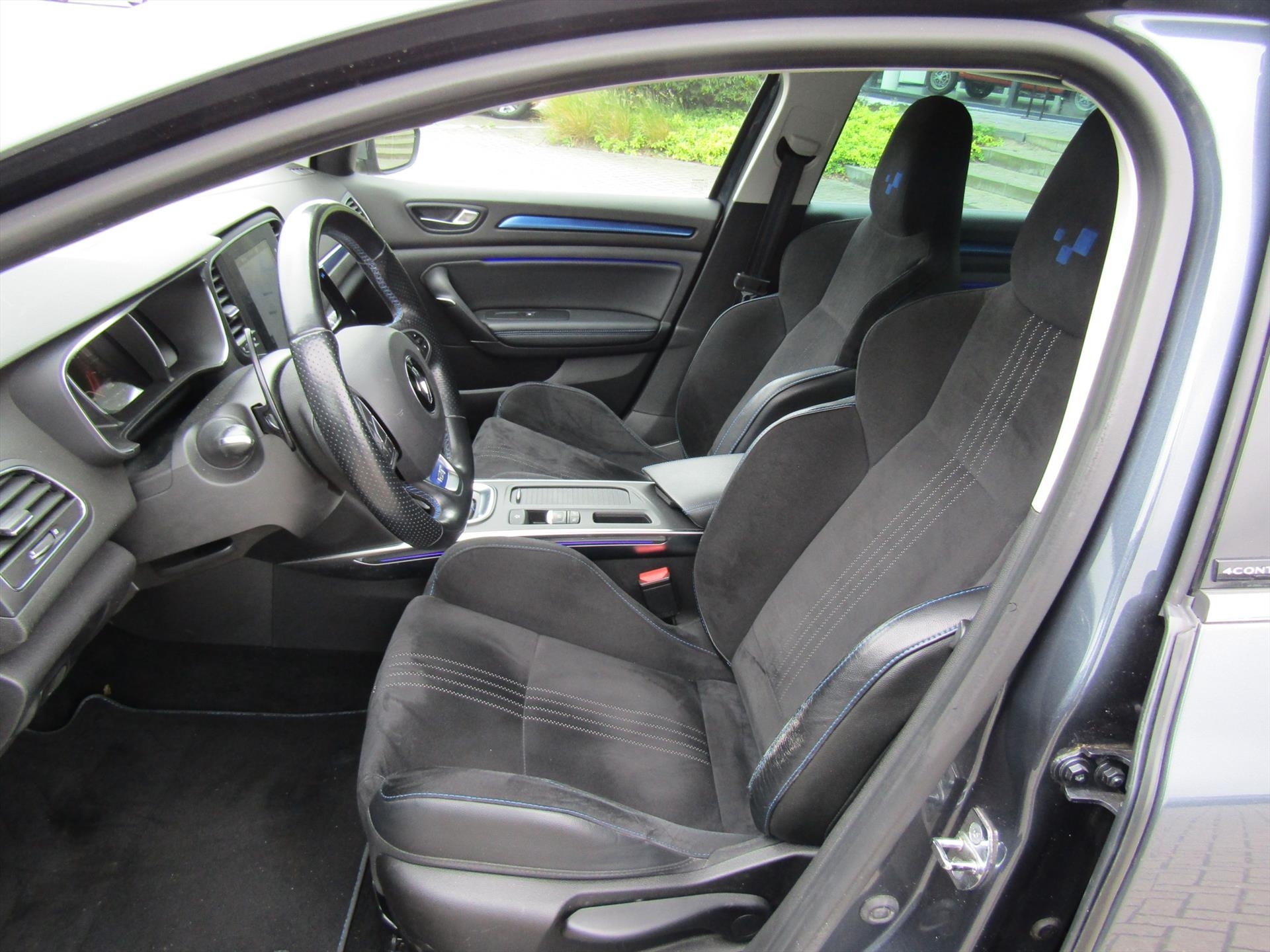 RENAULT Megane 1.6 TCe 205pk EDC GT / Trekhaak / Head Up Display / Stoelverwarming / Navigatie / Camera