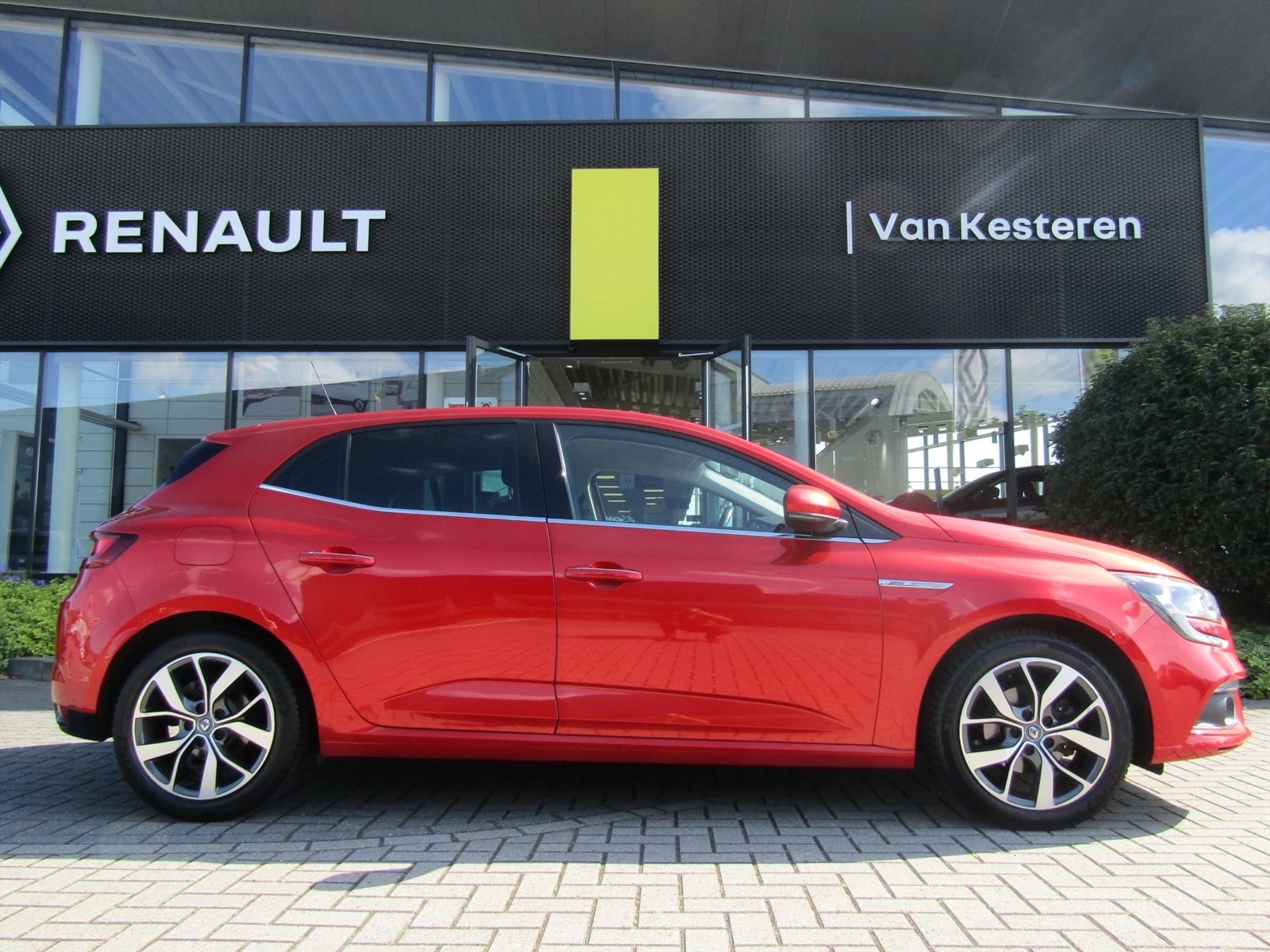 RENAULT Megane TCe 130pk Bose / Trekhaak / Navigatie / Camera / Compleet dealer O.H