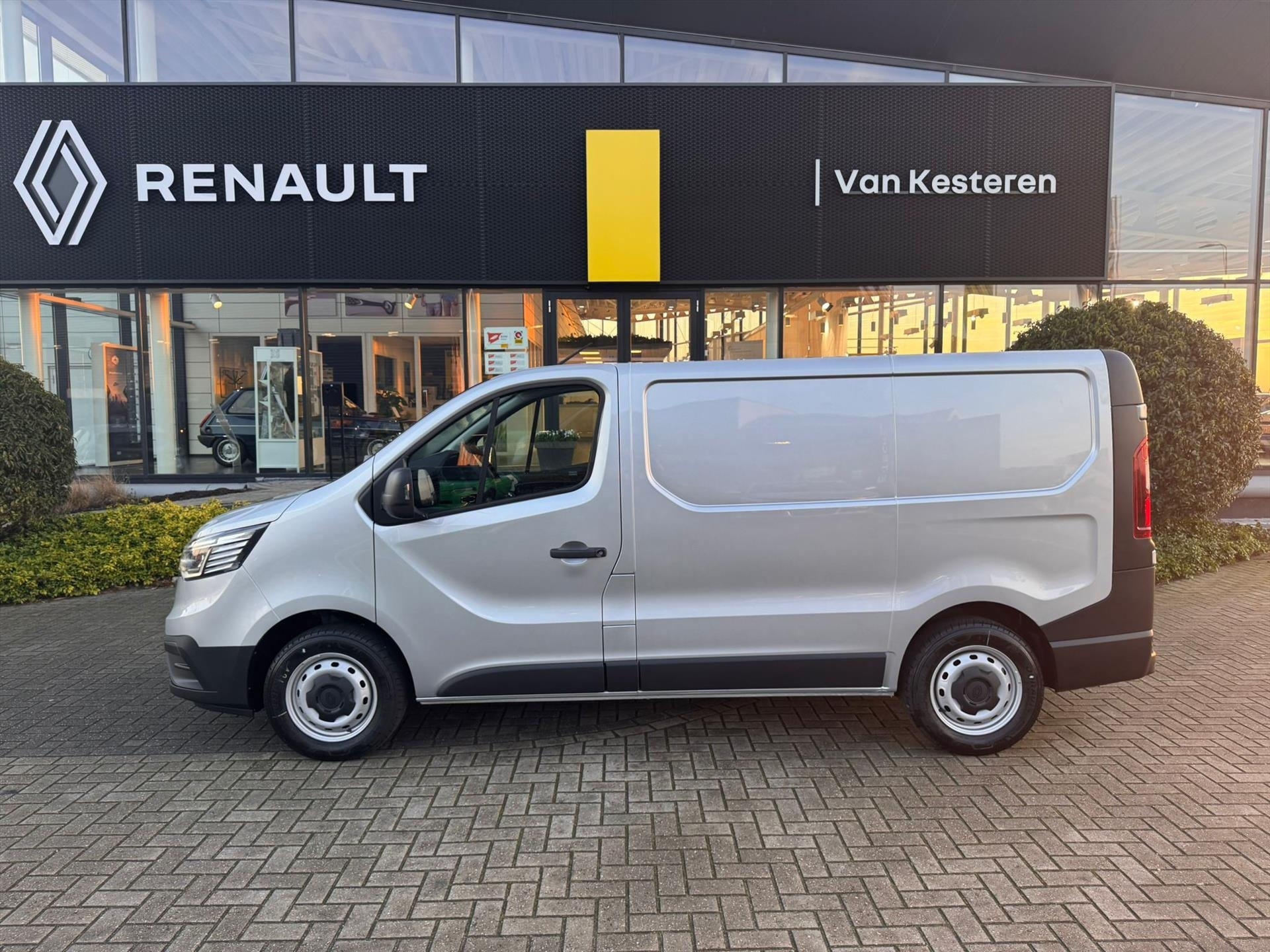 RENAULT Trafic GB 2.0 Blue dCi 131pk L1H1 T30 Start/ Camera/ Carplay/ Trekhaak/ Alarm/ Luxe stoel