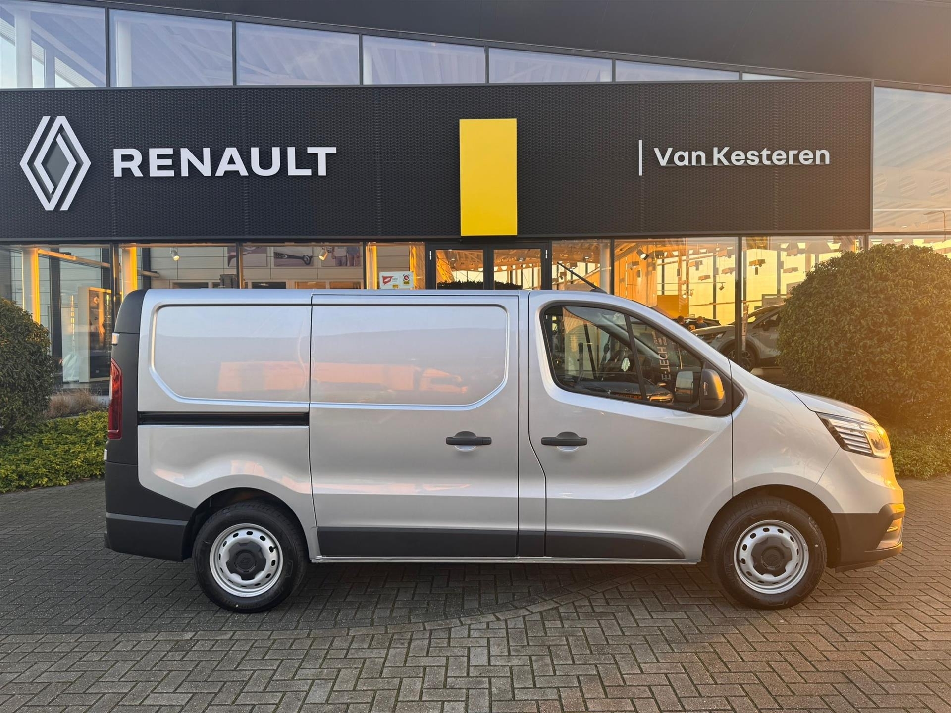 RENAULT Trafic GB 2.0 Blue dCi 131pk L1H1 T30 Start/ Camera/ Carplay/ Trekhaak/ Alarm/ Luxe stoel