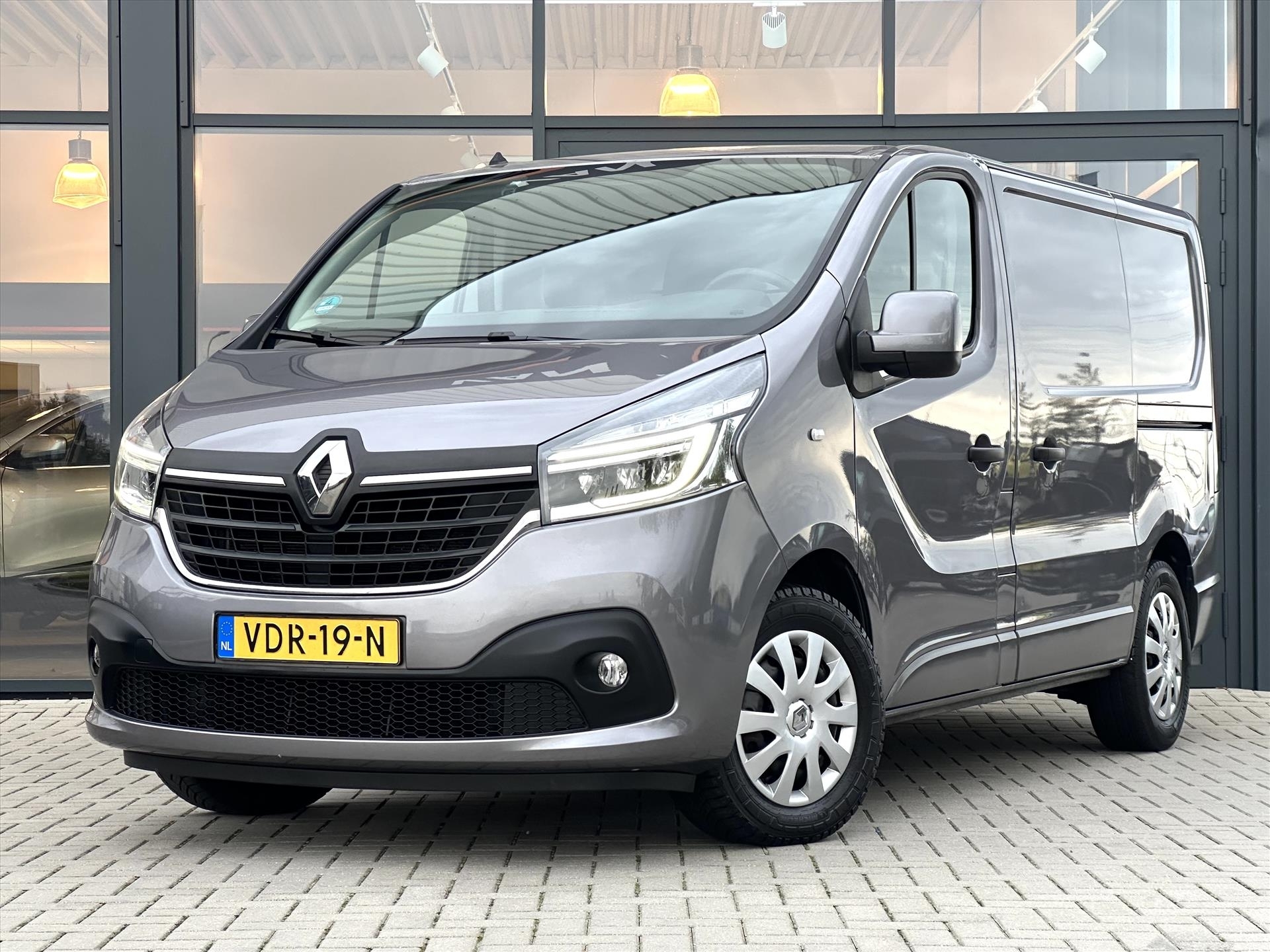 RENAULT Trafic GB 2.0 dCi 145pk L1H1 T29 EDC Comfort | Trekh. | 2-Zijschuifdeuren | Airco | LED | Metaallak | 1e Eig. | NL Auto |